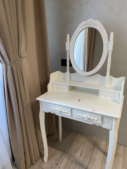Туалетний Столик