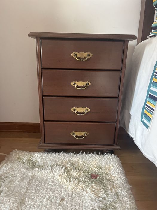 Cama e mesas de cabeceira