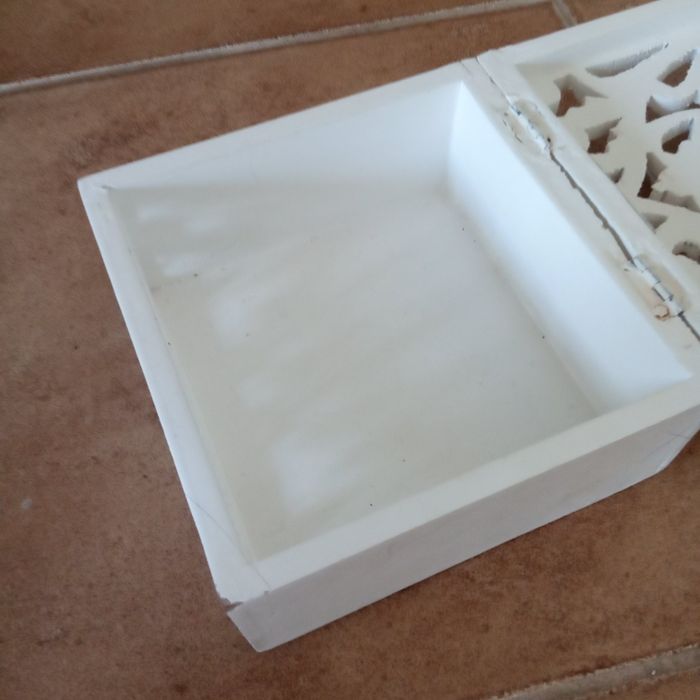 Szkatułka na biżuterię.