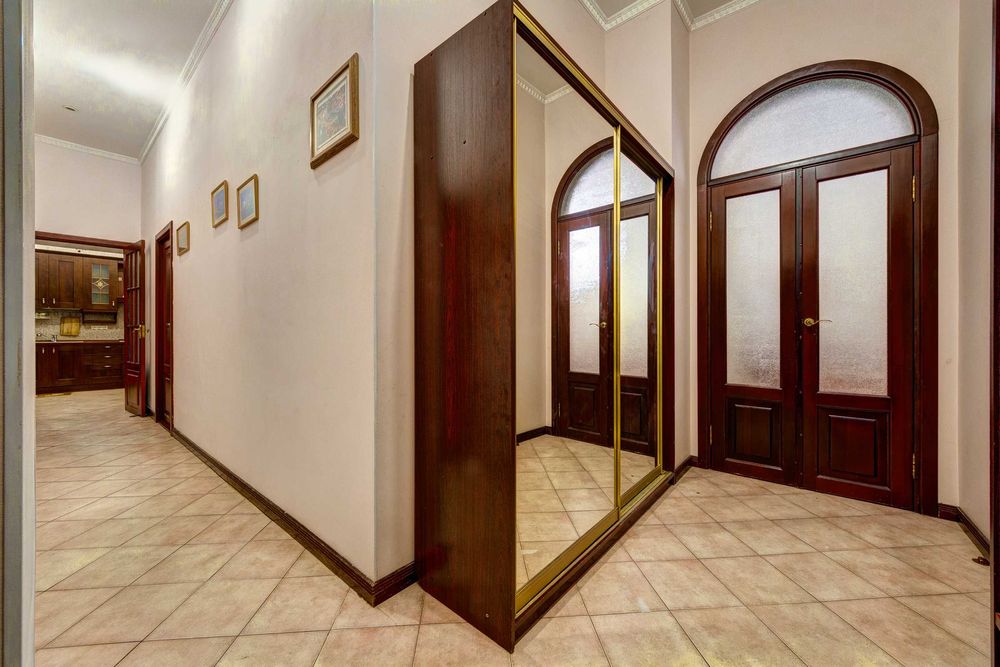 Подобова оренда 4-к квартири поруч з м. Палац Спорту (Печерський р-н)