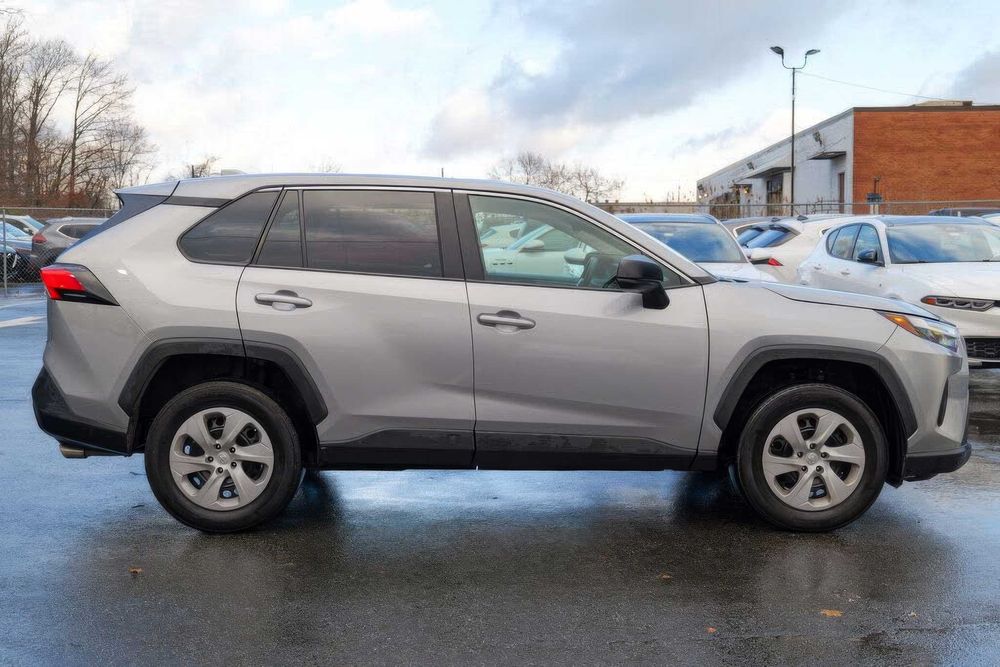 Toyota RAV4      2023