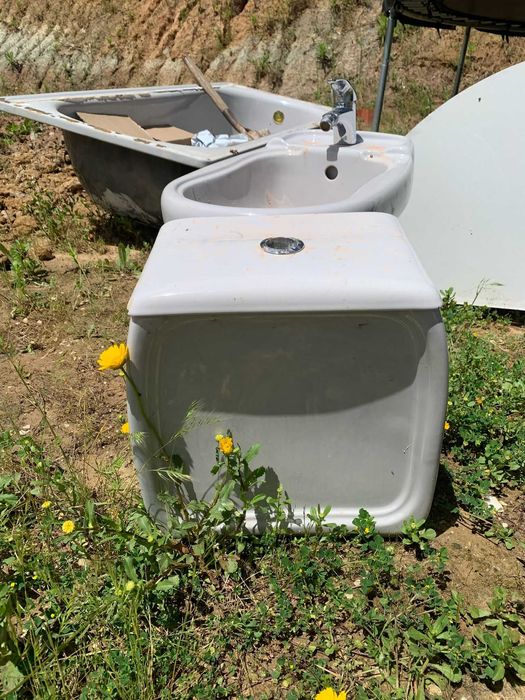 Sanita Autoclismo Bidé Lavatório e Pedra