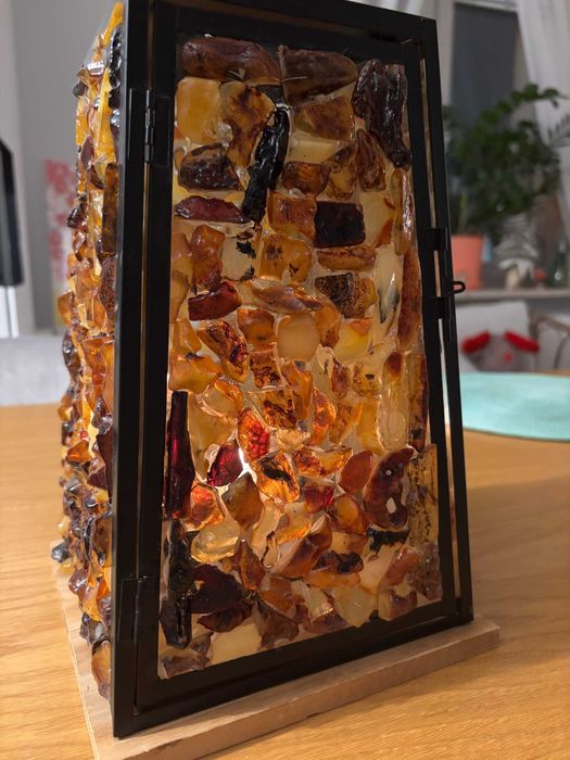 Lampion, lampa pokryta kawałkami prawdziwego bursztynu bałtyckiego