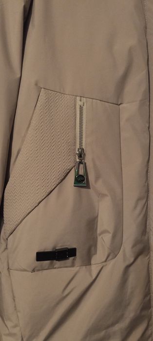 Зимова жіноча куртка.