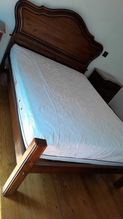 Quarto de casal em madeira maciça