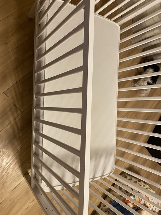 Łóżeczko niemowlęce białe drewniane