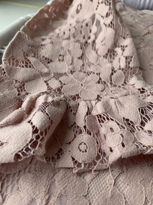 Платье из кружевной ткани пудрового цвета
