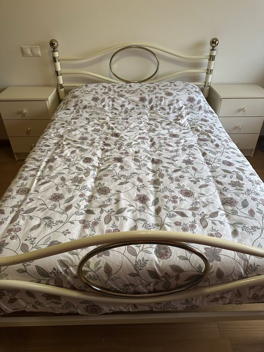 Cama de Casal com estrado  com duas mesinhas de cabeceira