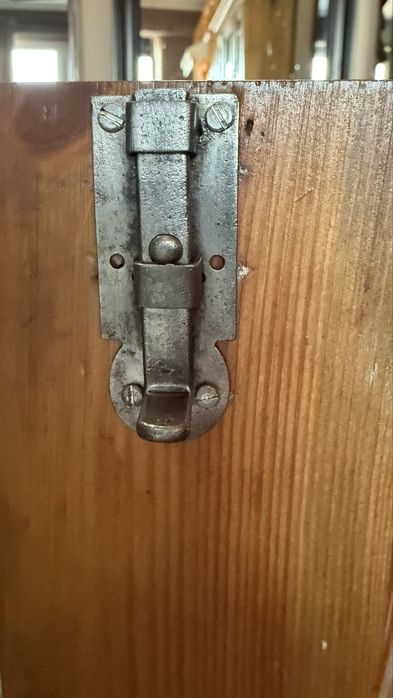 Oryginalny kredens rustykalny w kolorze orzecha