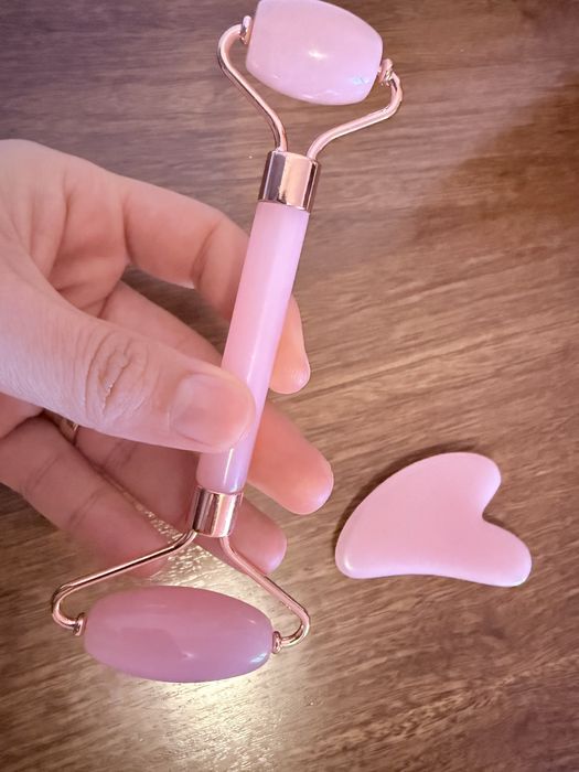 Kit Rolo Facial + Gua Sha Quartzo Rosa - Como Novo