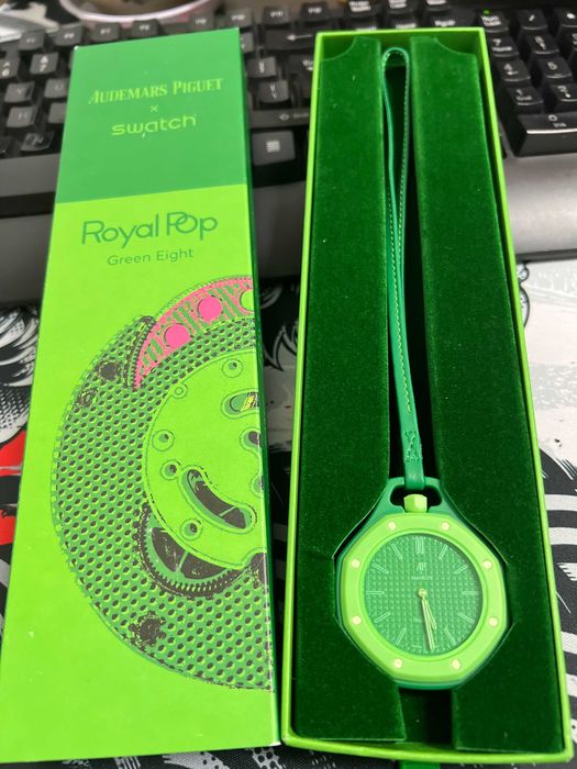 Kultowy Royal Pop Swatch x AP Green Eight SSX03G100N– monochromatyczny design, Nivachro