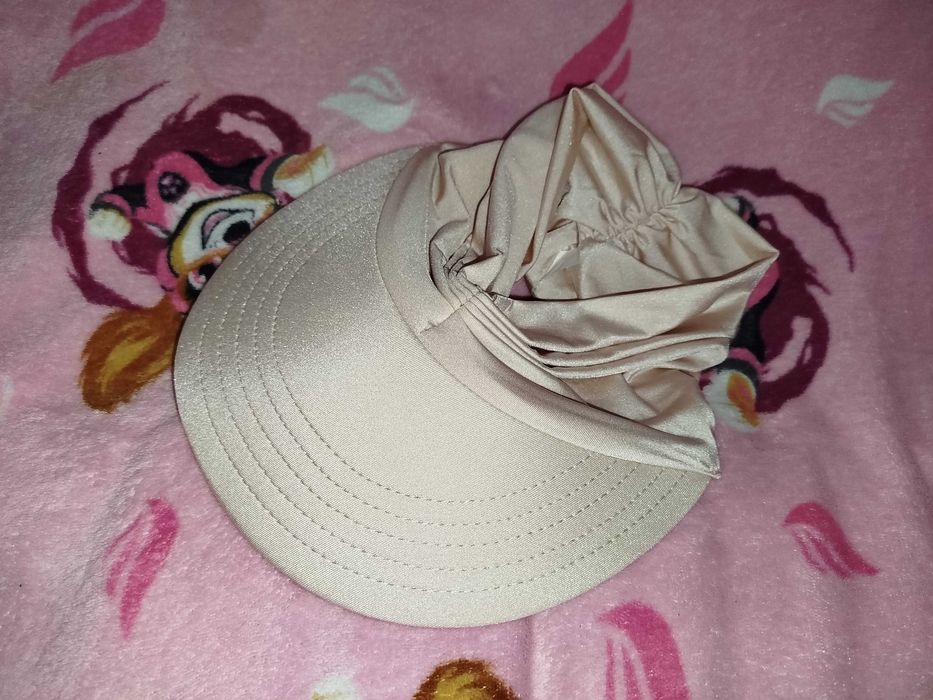 Czapka z daszkiem (bejsbolówka) z otworem na kucyk.