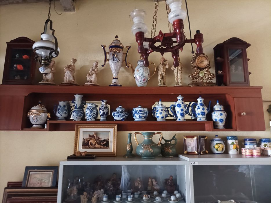 Conjuntos de vasos, estátuas, serviços de mesa etc...