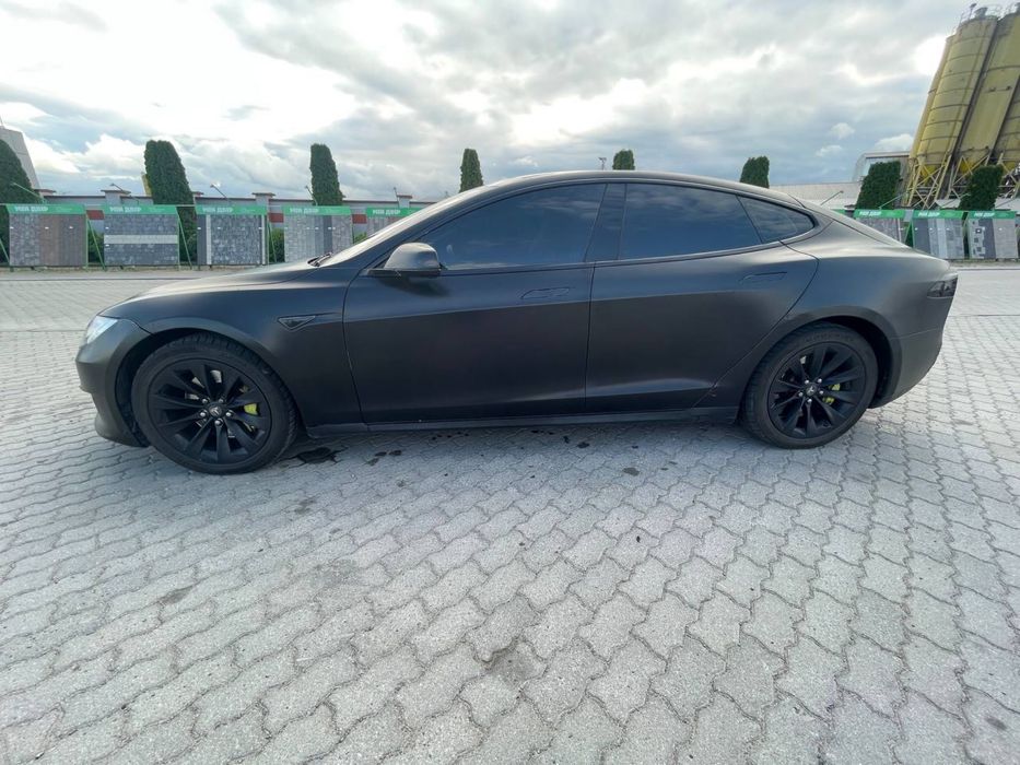 Tesla Model S 2013 рік