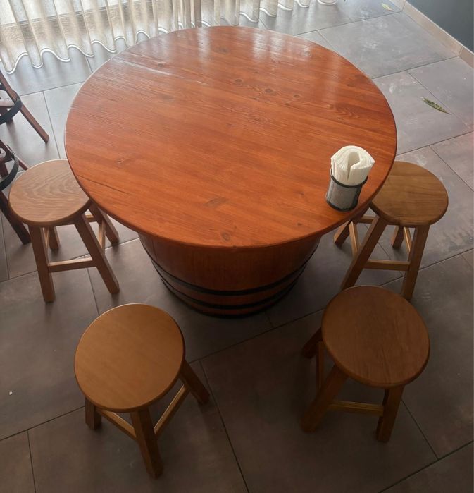 Mesa em Pipo com 6 bancos