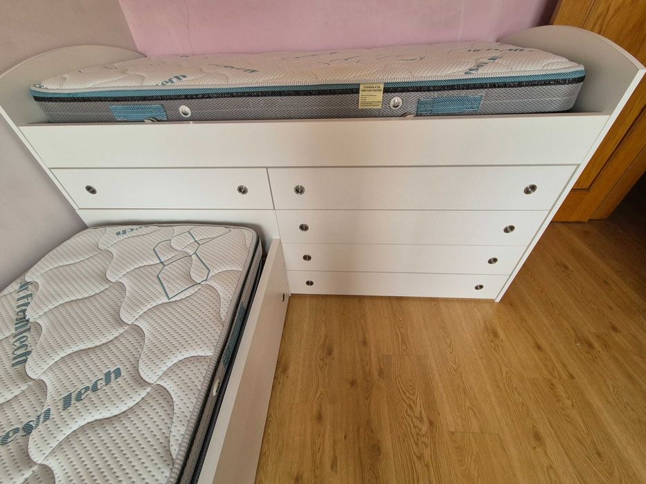 Conjunto de duas camas e colchões