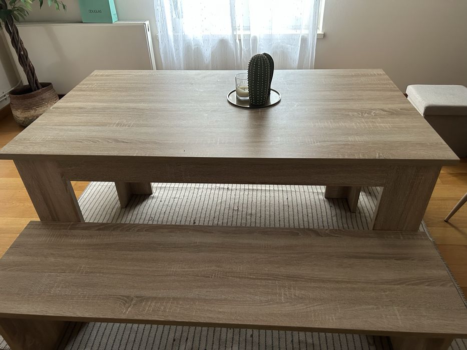 Mesa em madeira com bancos