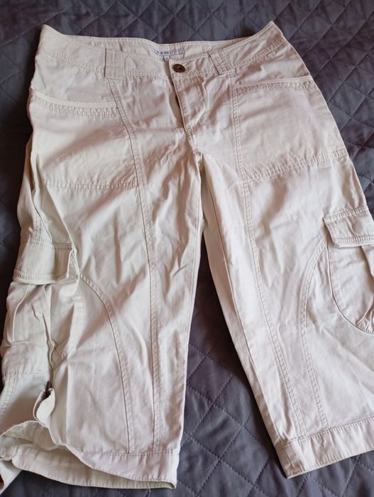 Piaskowe letnie bermudy