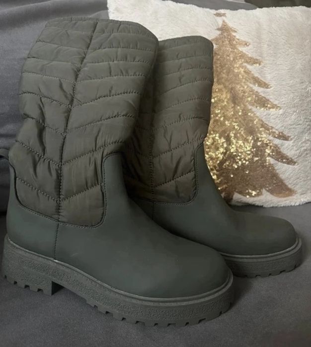 Zielone kalosze / śniegowce ZARA z pikowaną cholewką khaki | Rozmiar 39/40