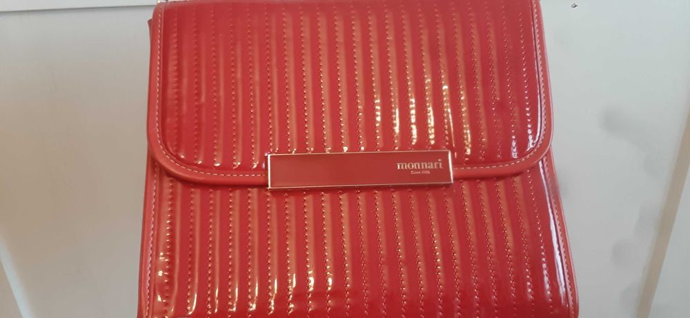 Czerwona torebka listonoszka lakierowana Monnari