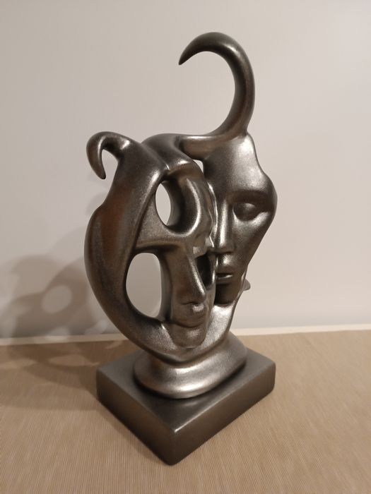 Two-Faced Statue436943092639354882