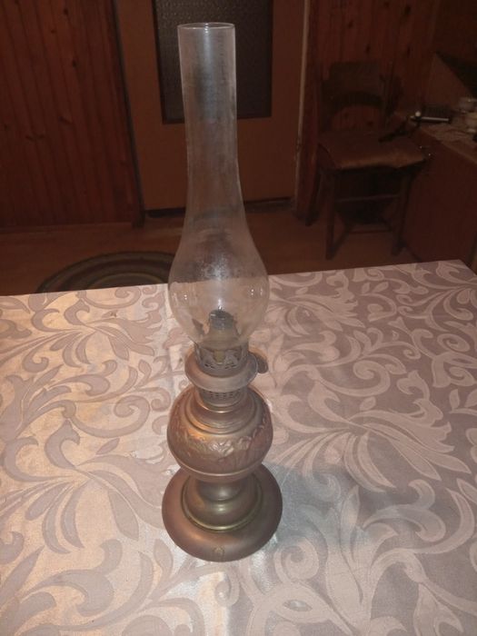 Lampa naftowa z epoki PRL-u