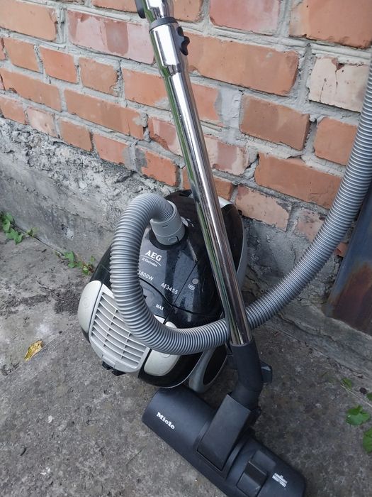 Пилосос AEG вживаний