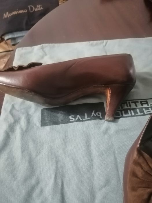 Sapatos em pele.  Cor preta e castanha tam. 37