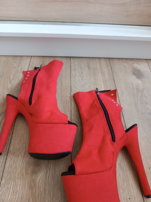 Czerwone mega szpilki