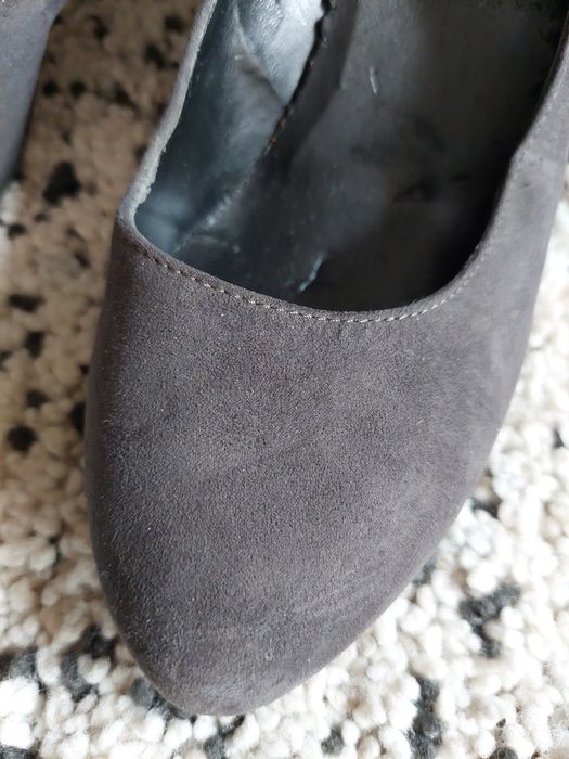 Sapatos de salto alto cinza