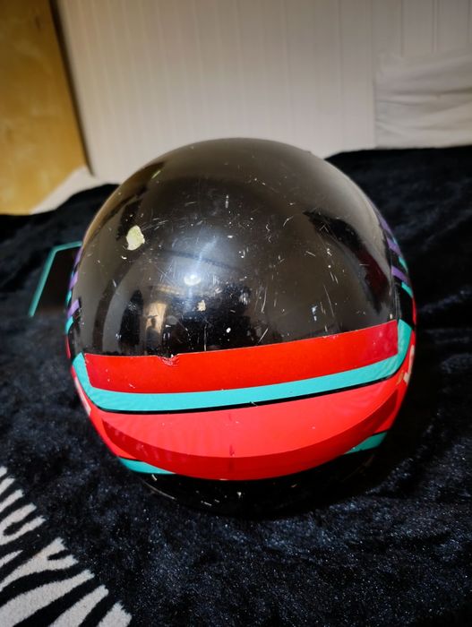 Capacete com algumas marcas