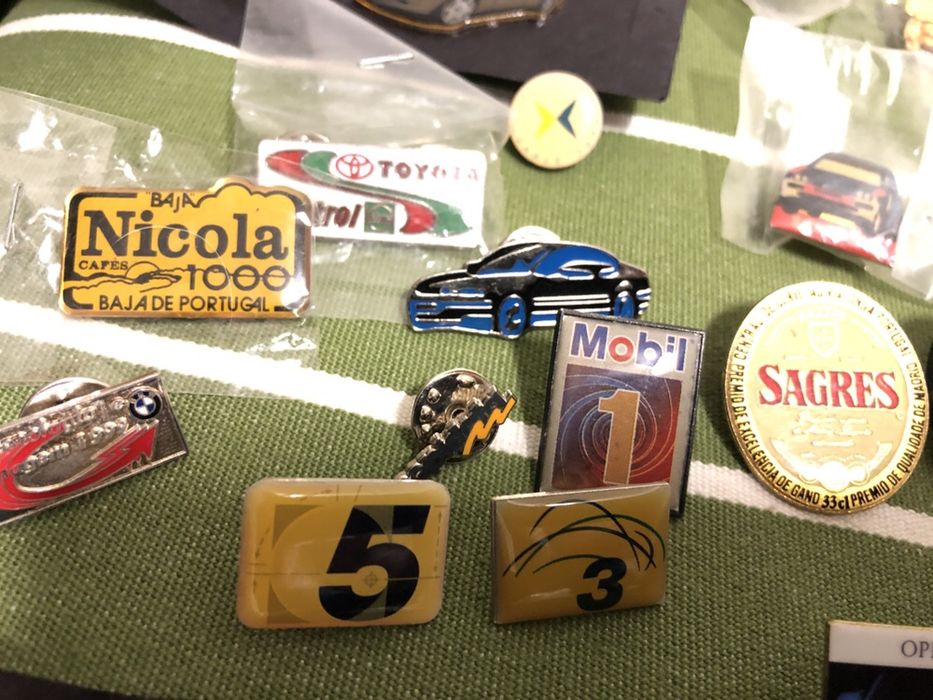 Coleção de pins dos anos 90