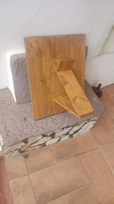 Suporte de capacete em madeira