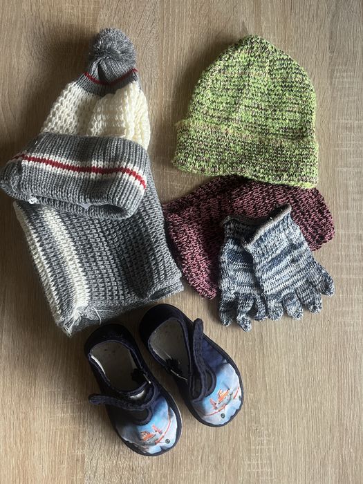 Шапки на 1 рік, шарфи, взуття