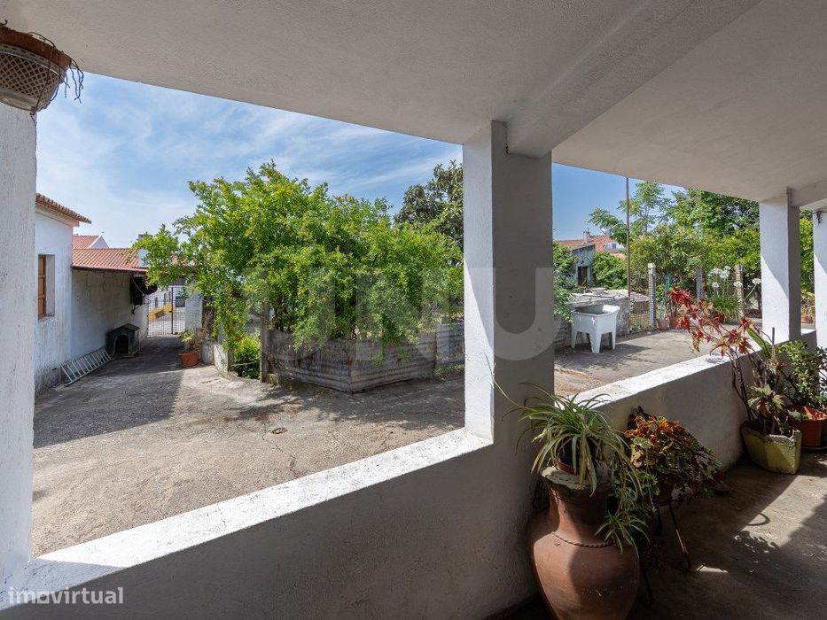 Moradia com espaço exterior em lote de 700 m²
