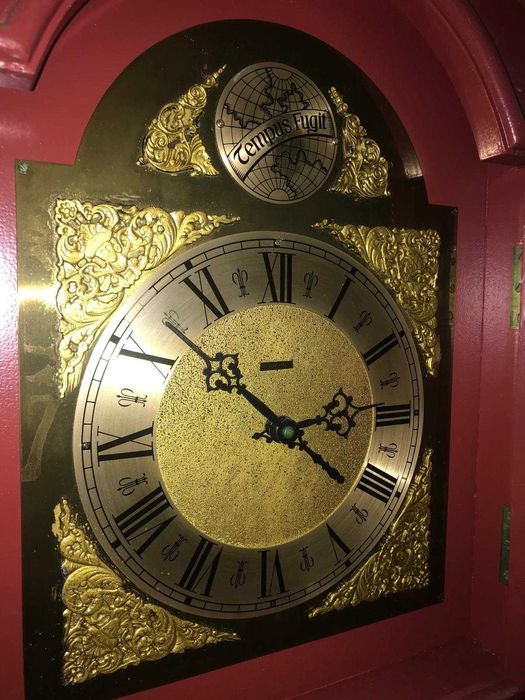 Relógio de caixa alta "Tempus Fugit"