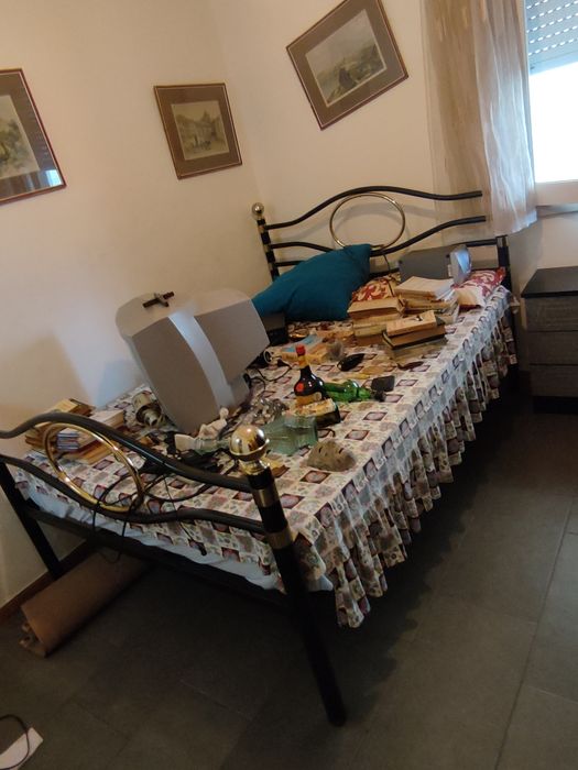 Cama casal madeira e de ferro.