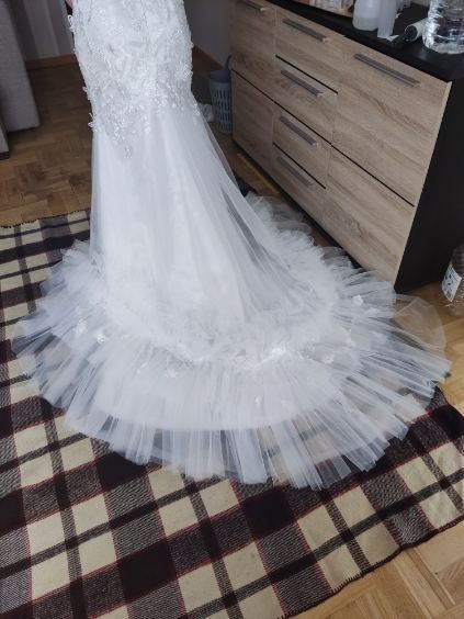 Suknia ślubna syrenka z długim trenem