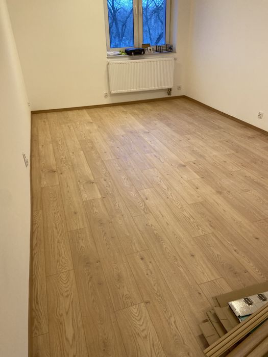 Montaż układanie paneli podłogowych desek Barlinek.