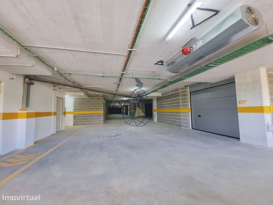 Garagens Box à Venda em Portimão — de 16 m² a 28 m², entre a estação d
