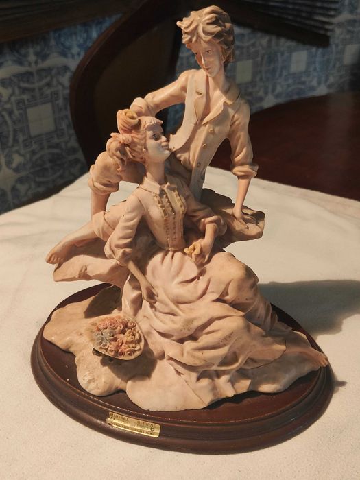 Estatueta em Marfinite Genuina - Cena Romantica