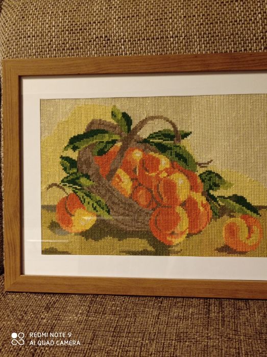 Obraz, owoce w  koszyku ,wyszywane haftem krzyżykowym.