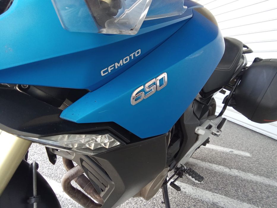 Cfmoto 650MT com malas laterais