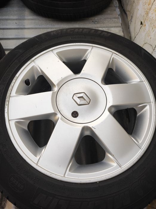 Conjunto de pneus e jantes