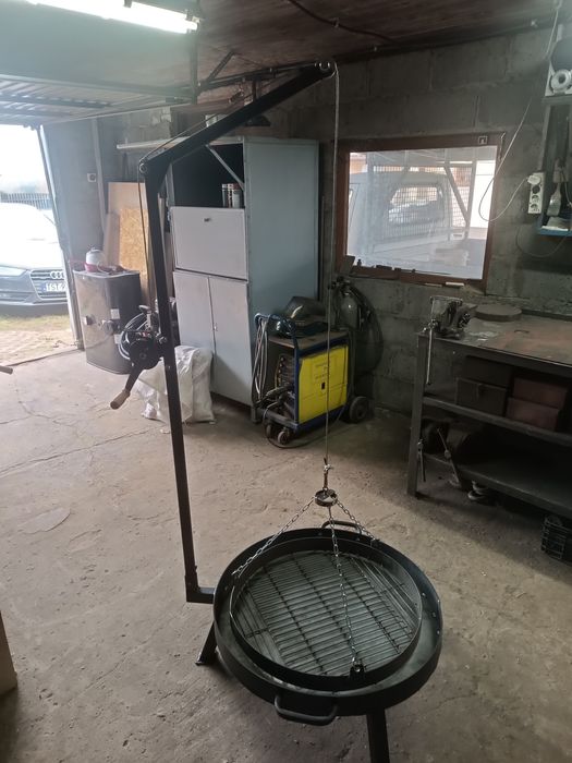 Grill z regulowanym rusztem