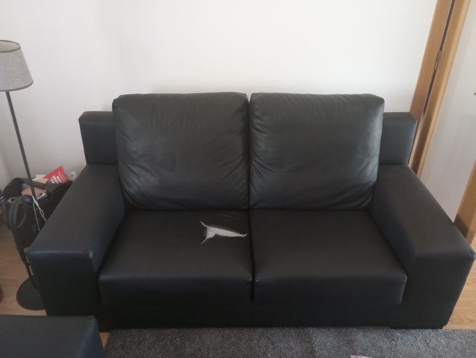 2 sofás de dois lugares cada