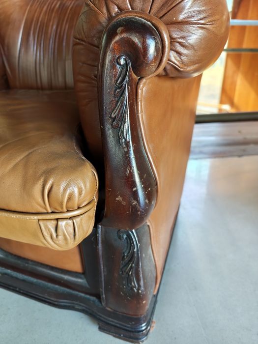 Vendo sofá cama com 2 poltronas. Pele genuína.