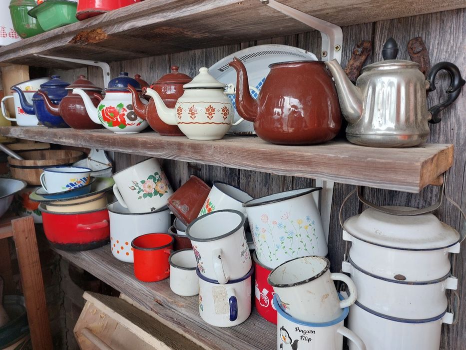 Dzbany emaliowane ,miski emaliowane