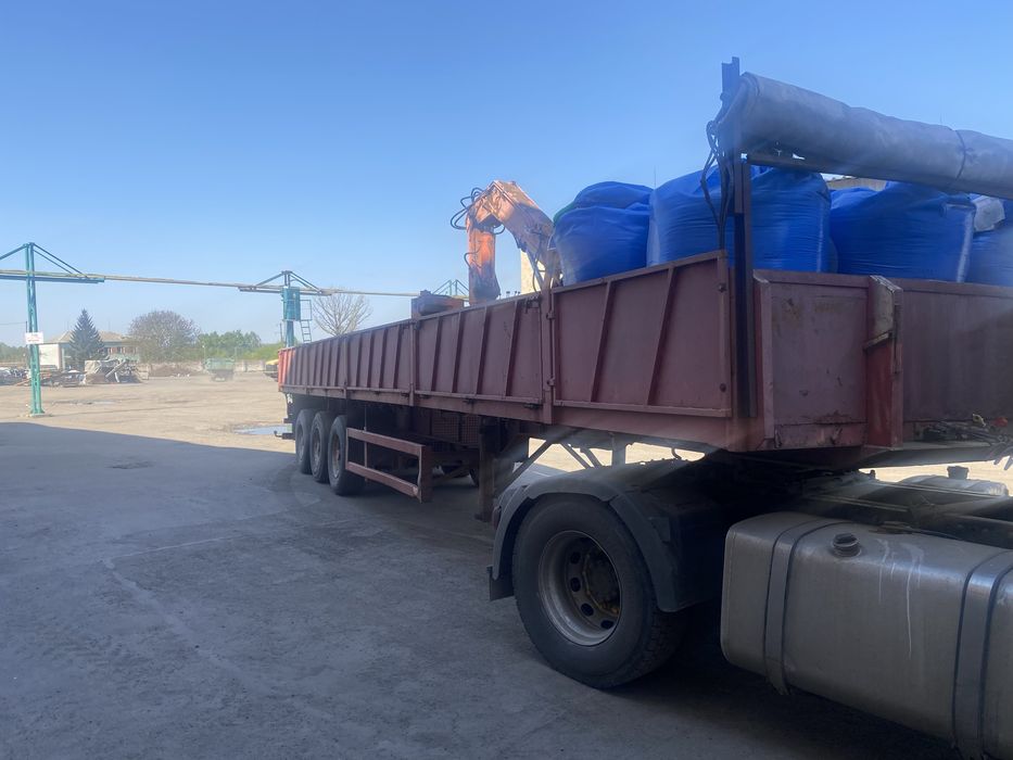 Полупричіп з краном маніпулятором