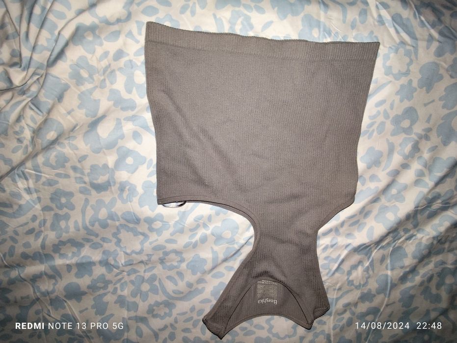 Cropped cinza bershka.